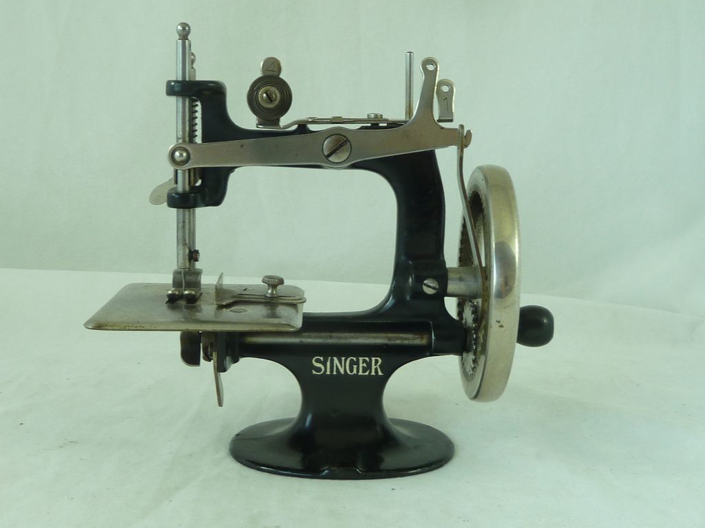 Singer 20 4 Spoke Sewing Machine Childs Miniature Chain Stitch Vintage ...