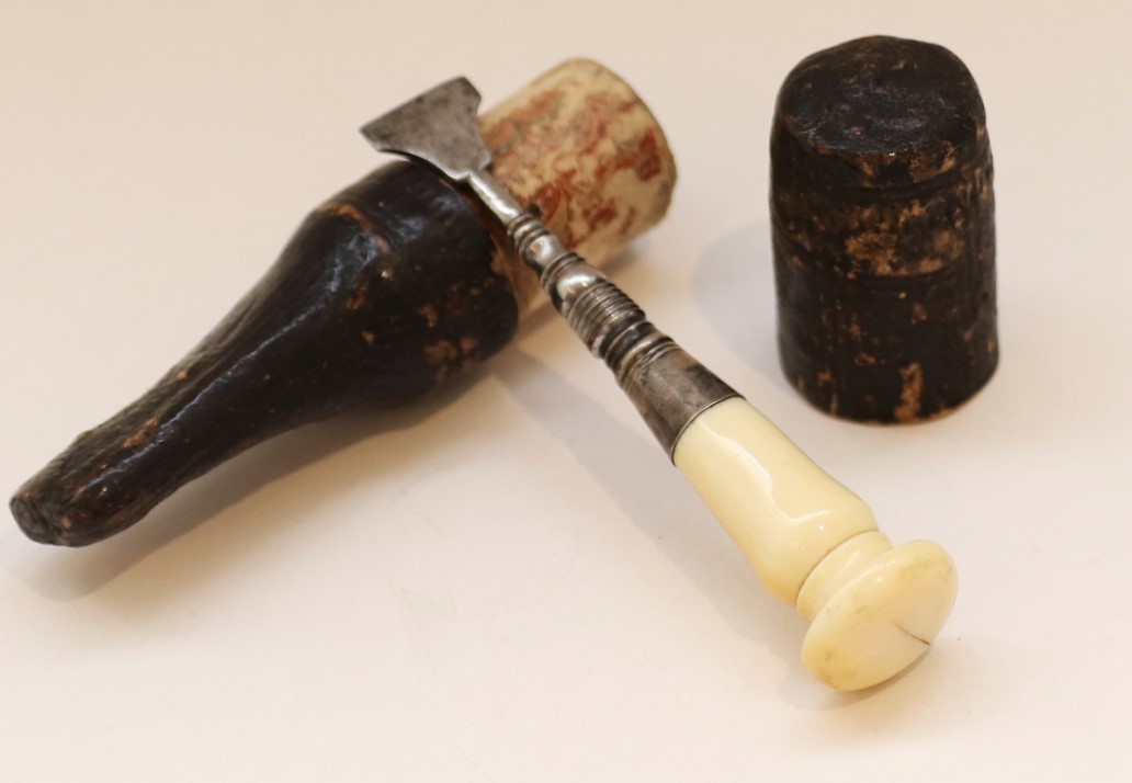 Scarce dental chisel in case, circa 1700