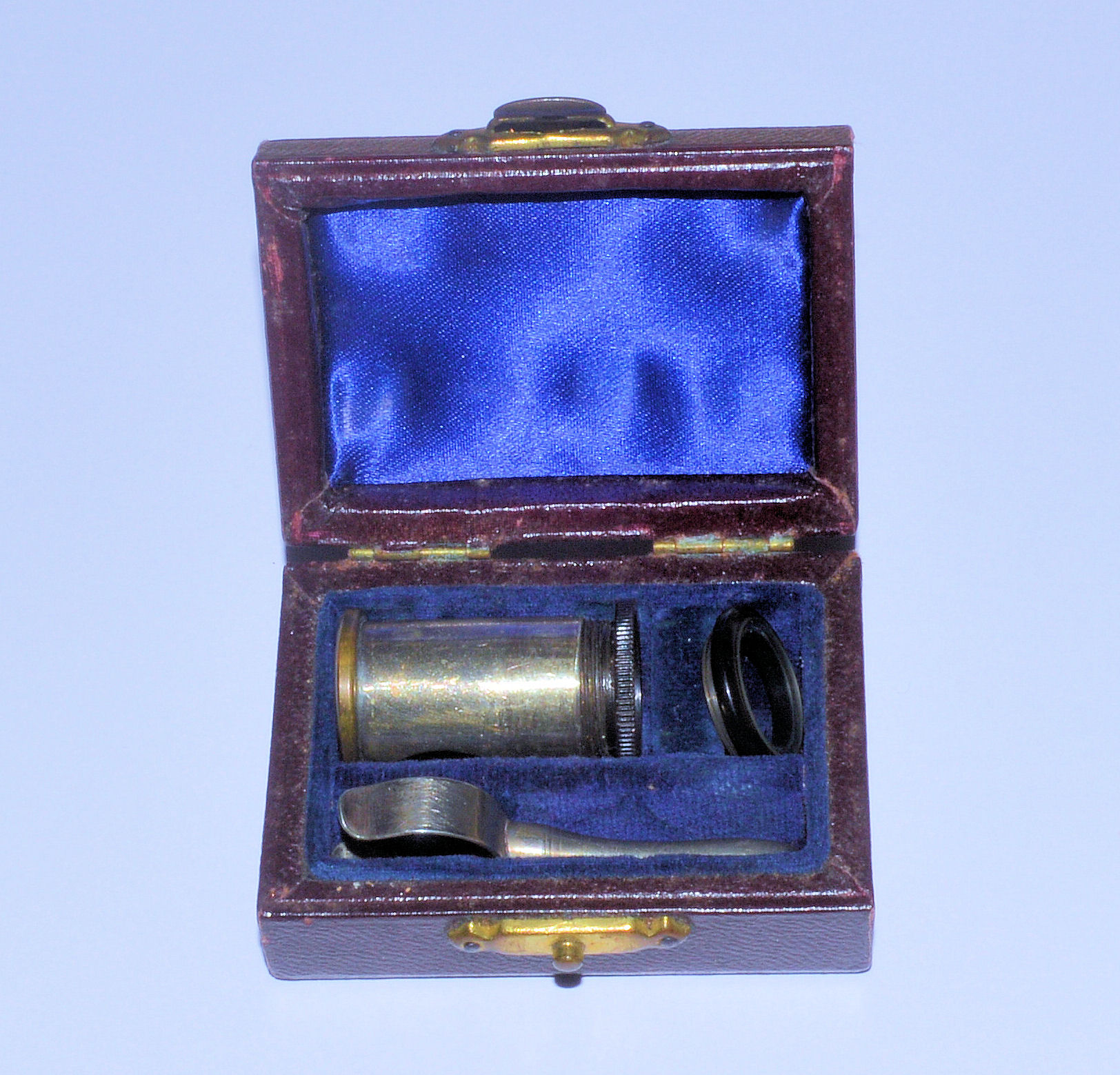 Small magnifyer for measuring microscope slide samples.