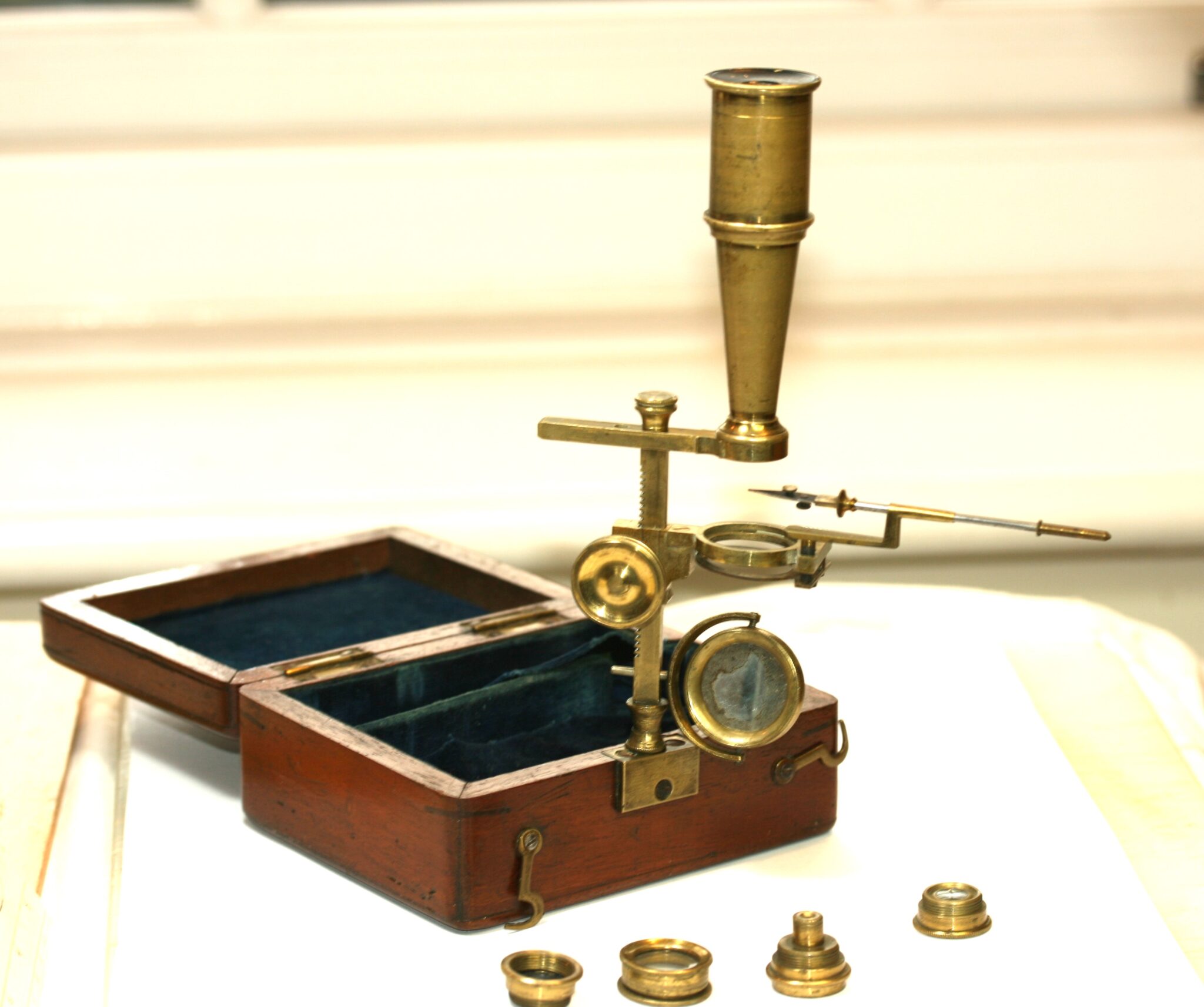 ref 23 BRASS SMALL GOULD TYPE MICROSCOPE WITH ACCESSORIES , RATCHET WORKS SMOOTHLY,BOX MOUNTED C 1810