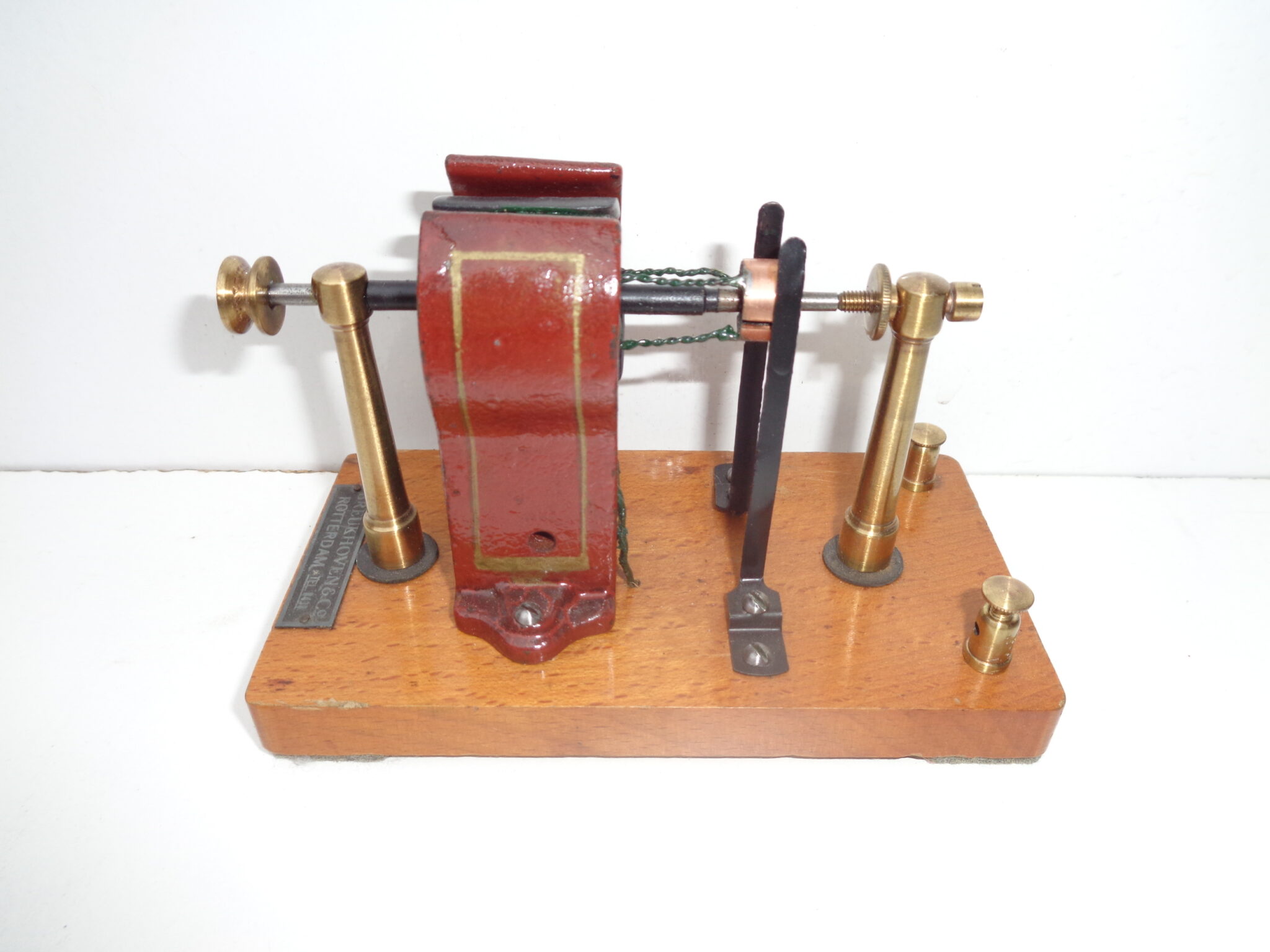 Model of explanation an early electric motor