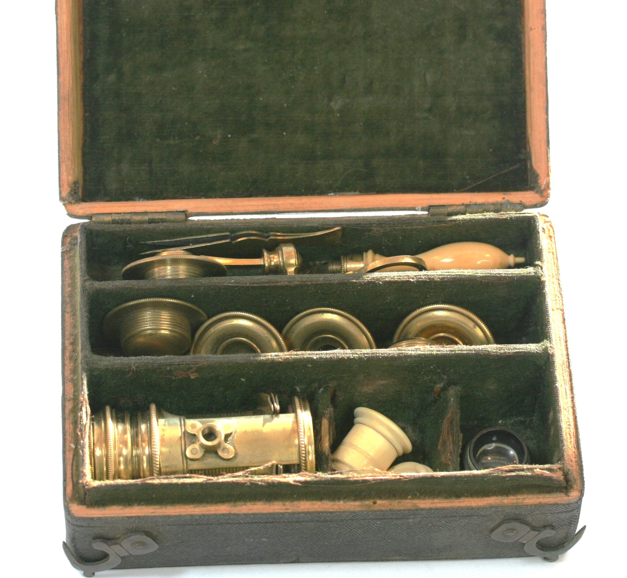 BRASS BARREL MICROSCOPE WITH ACCESSORIES IN SHAGREEN CASE , GOOD COND. (ref 25)